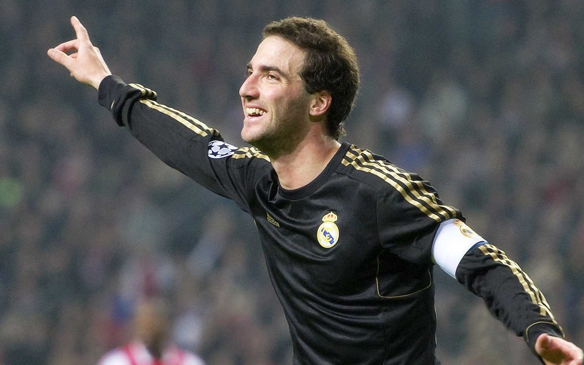 各地青少年足球联赛火热进行，挖掘潜力新星不断涌现，全国青少年足球