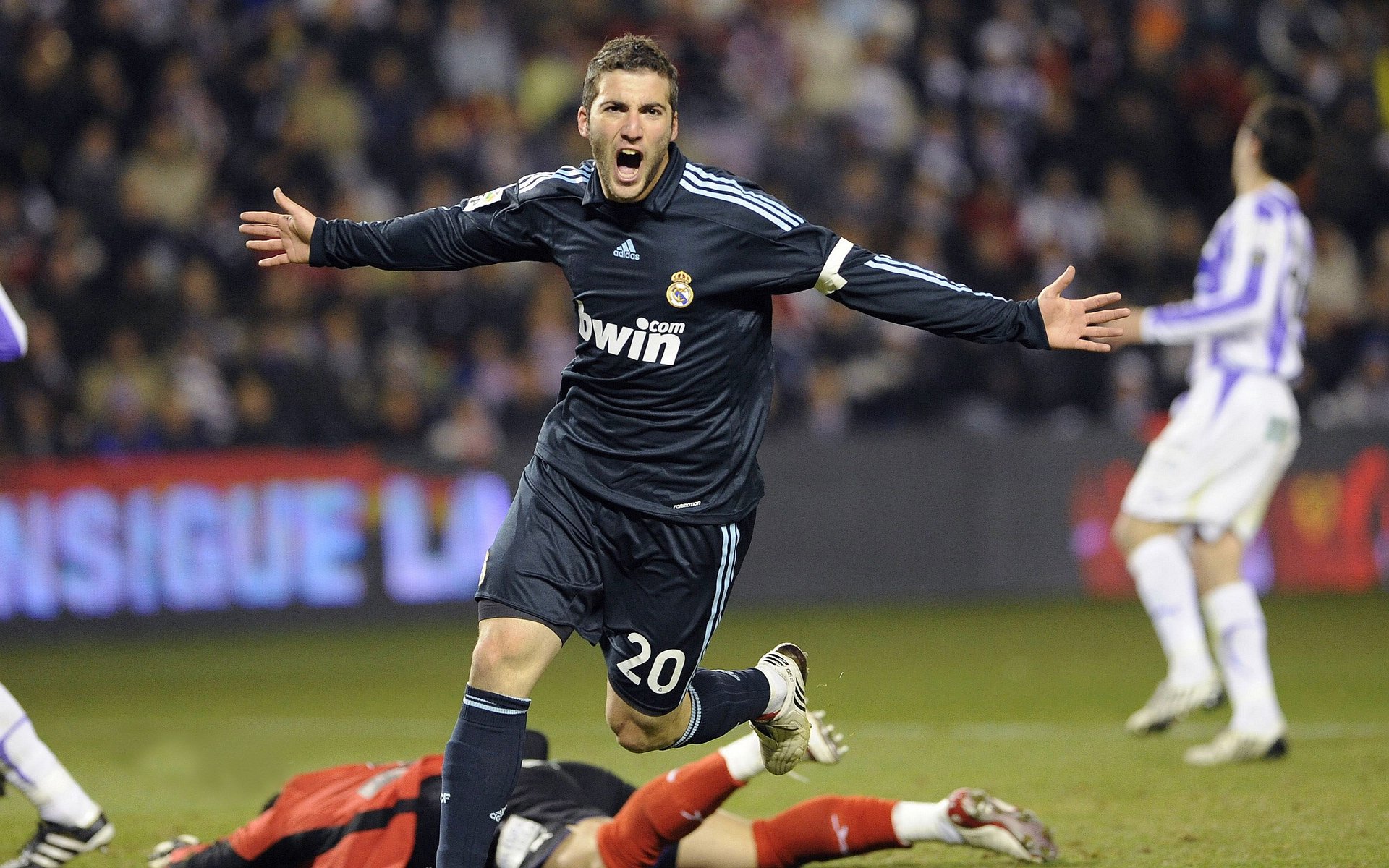 球场“固若金汤”的防守典范：不可逾越的后卫线，得分后卫防守站位