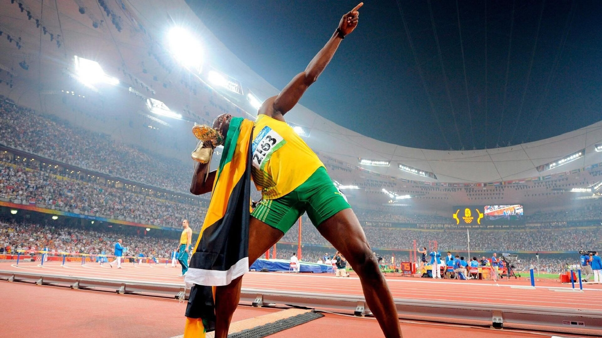 青少年足球裁判员“长跑式”培训体系持续提升判罚水平，足球比赛中裁判员的跑动要求